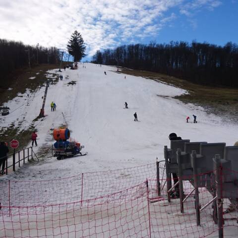 Denná prevádzka v oboch strediskách.