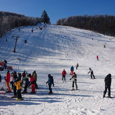 Denná prevádzka v oboch strediskách.