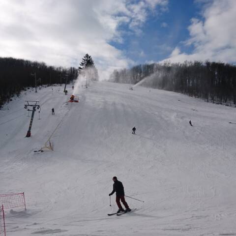 Prevádzka v oboch strediskách.