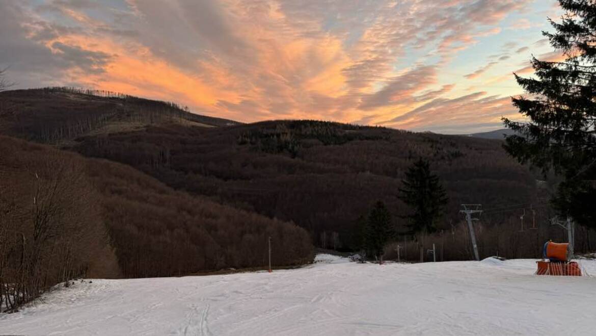 The operation of the lifts in both centers is interrupted.