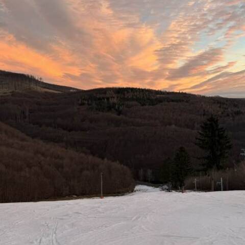 Prevádzka vlekov v oboch strediskách je prerušená.