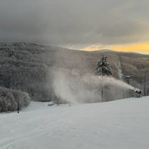 Technicky zasnežujeme v oboch strediskách.