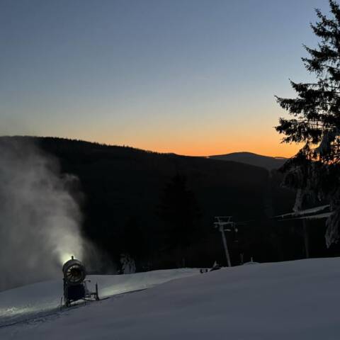 Technicky zasnežujeme v oboch strediskách.