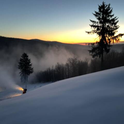 Technicky zasnežujeme v oboch strediskách.