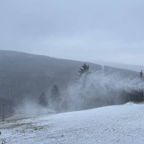 Technicky zasnežujeme v oboch strediskách.