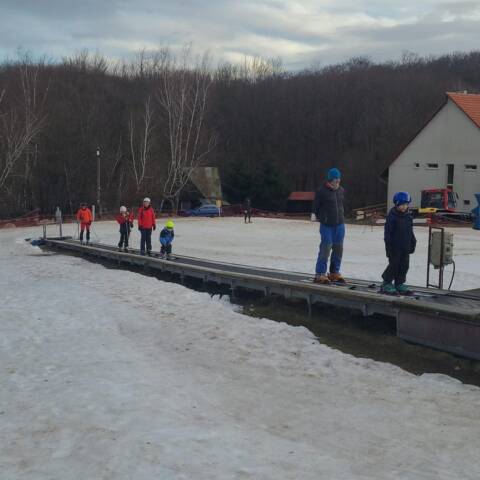 Na Zochovej chate je pás v prevádzke.