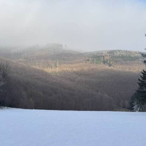 Prírodný sneh a námraza sa udržali len nad nadmorskú výšku 550 m.