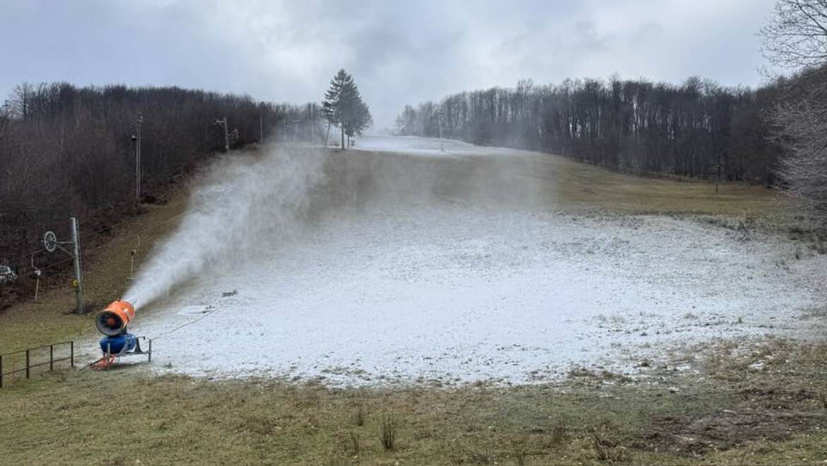 Technicky zasnežujeme svah pri vleku DOUBLE, keď to podmienky umožňujú.
