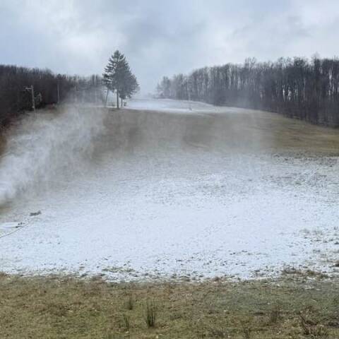 Technicky zasnežujeme svah pri vleku DOUBLE, keď to podmienky umožňujú.