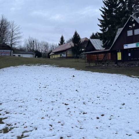 K teplu sa pridal aj dážď a vietor.