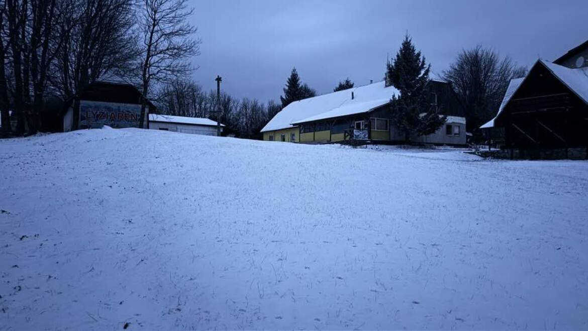 Včera napadlo trochu snehu.