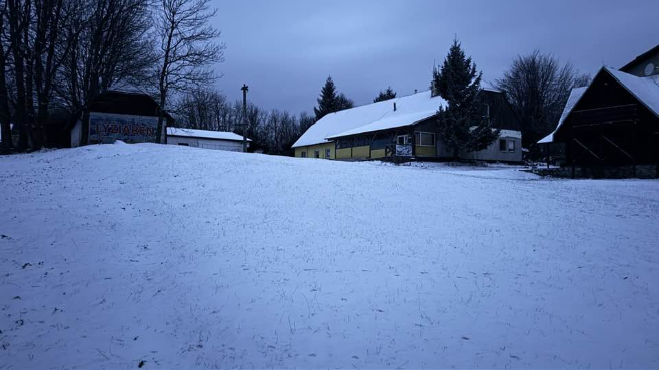 Včera napadlo trochu snehu.