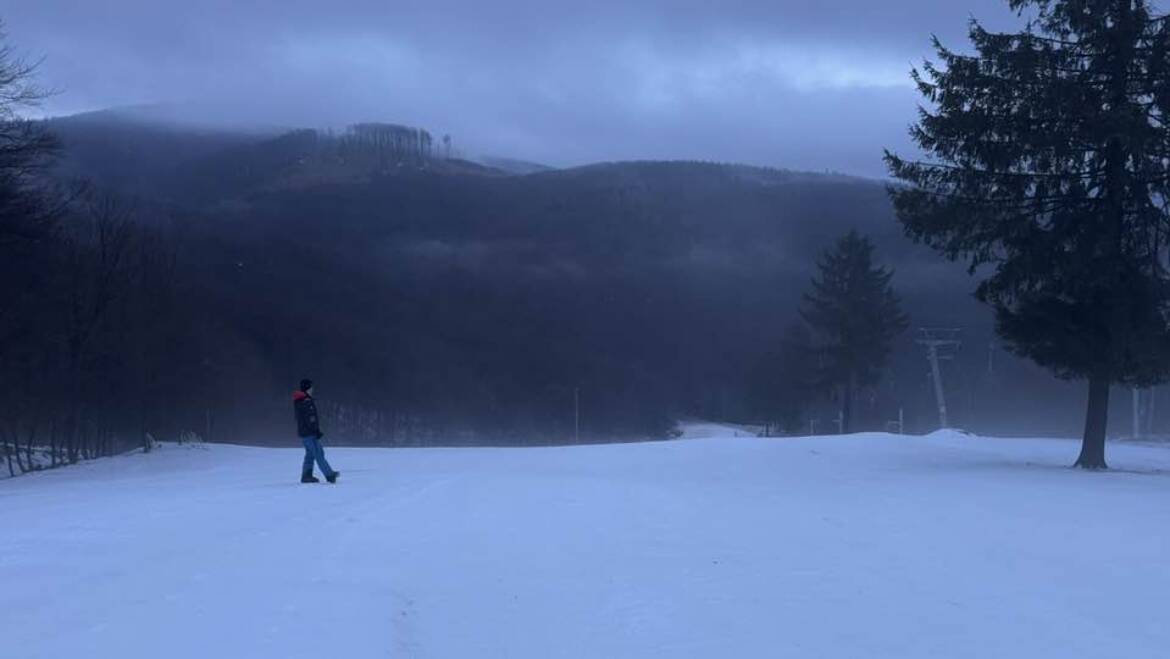 Dnes doobeda sa na Pezinskej Babe konajú detské lyžiarske preteky.
