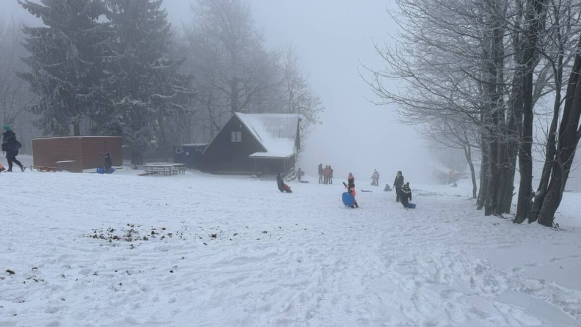 Prvý prachový sneh v tejto sezóne aj na Pezinskej Babe.