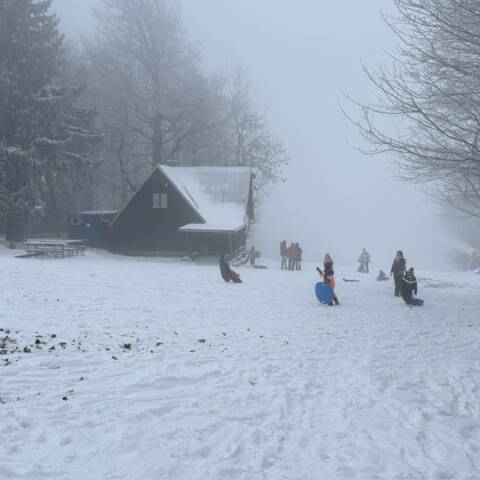 Prvý prachový sneh v tejto sezóne aj na Pezinskej Babe.