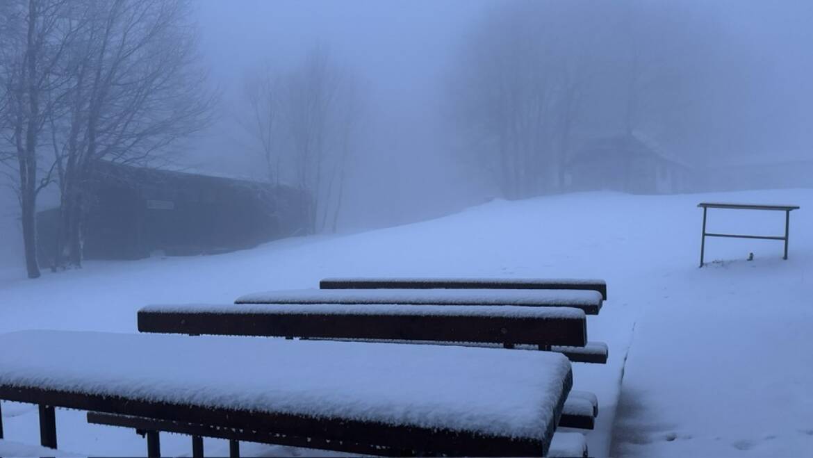 Včerajší dážď sa postupne zmenil na sneženie.