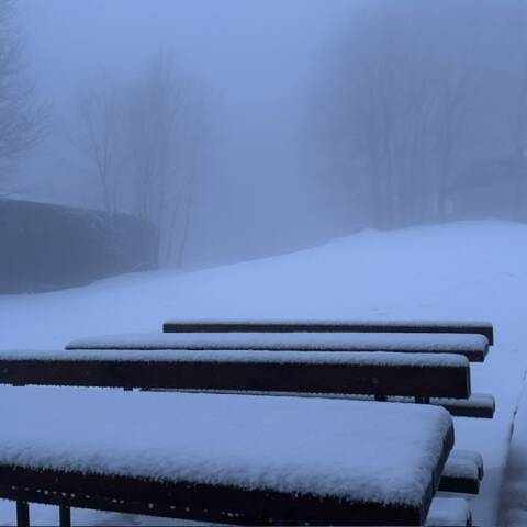 Včerajší dážď sa postupne zmenil na sneženie.