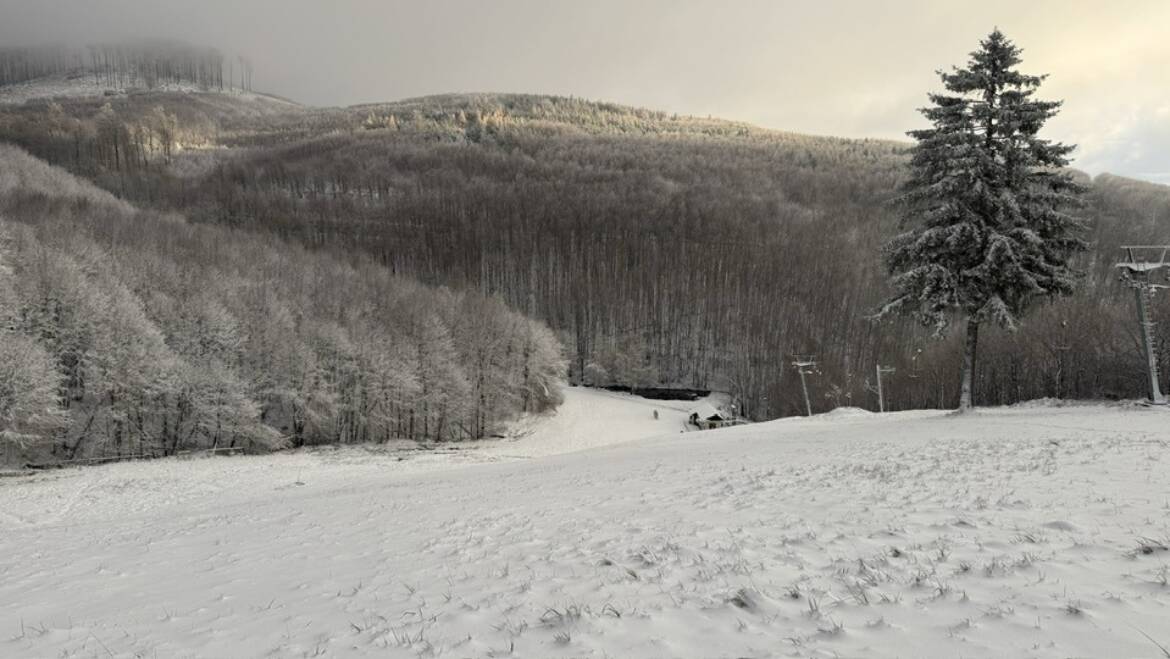 Aj prírodný sneh sa stále drží.