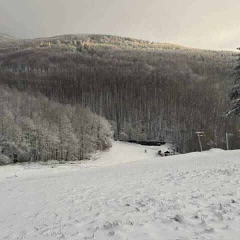 Aj prírodný sneh sa stále drží.