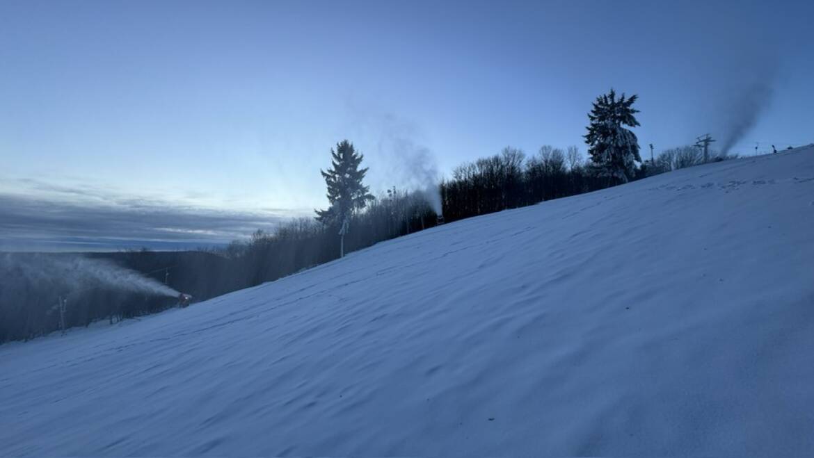 Výška snehu neprekračuje 10 cm, čo zatiaľ neumožňuje spustenie prevádzky vlekov.
