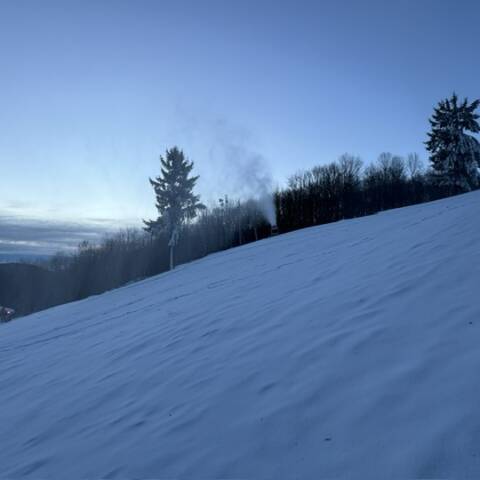 Výška snehu neprekračuje 10 cm, čo zatiaľ neumožňuje spustenie prevádzky vlekov.