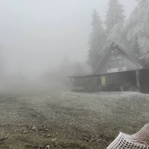 Vrstva ľadu sa od včera ešte zväčšila.