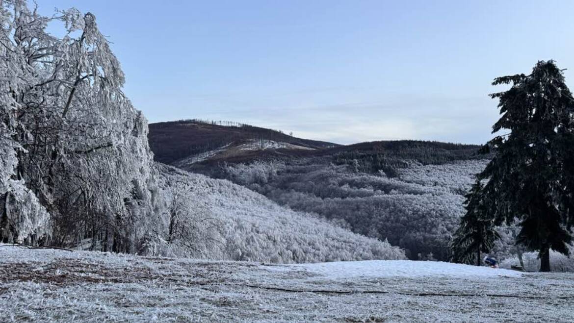 Námraza začala padať.