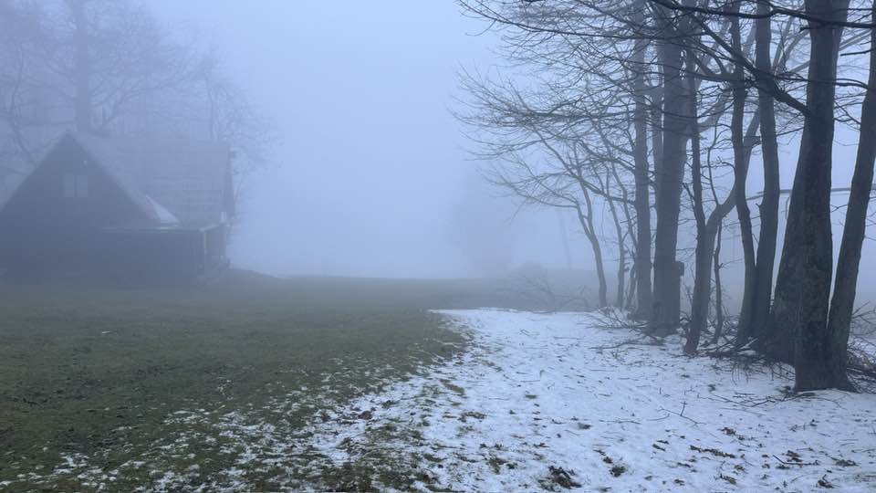 Návrat hmly a mrholenia.