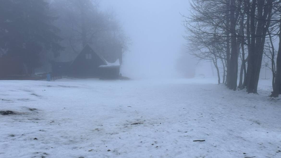 Pri miernom mraze a mrholení sa vytvorila poľadovica.