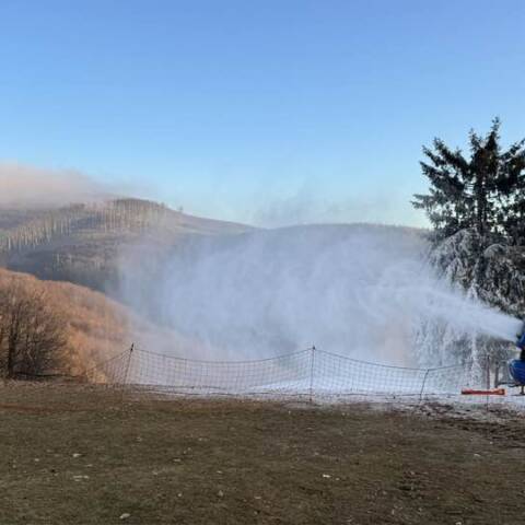 Včera večer sa konečne ochladilo a spustili sme technické zasnežovanie.