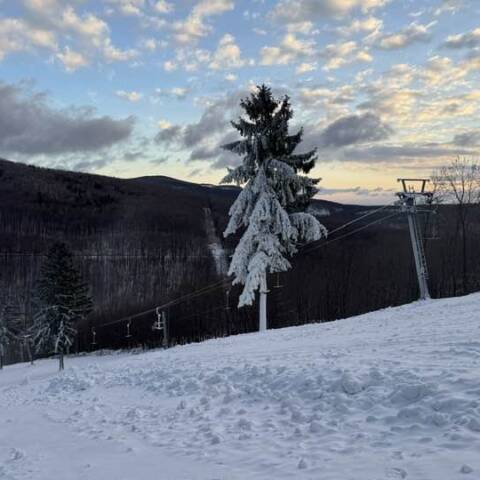 Nad ránom napadlo do 3 cm vlhkého snehu.