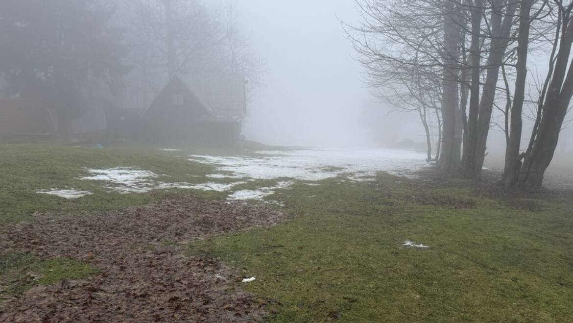 Dážď a vysoká teplota spôsobili roztopenie takmer všetkého prírodného snehu.