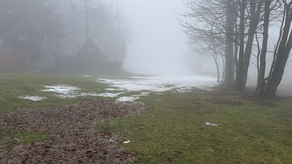 Dážď a vysoká teplota spôsobili roztopenie takmer všetkého prírodného snehu.