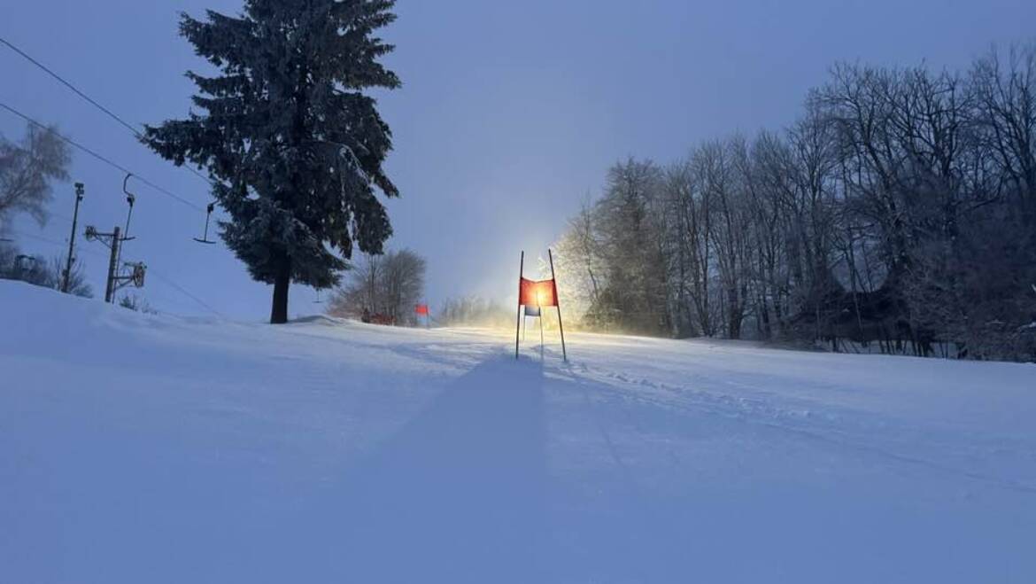 Strediská sú v prevádzke, ale na Babe sú doobeda lyžiarske preteky.