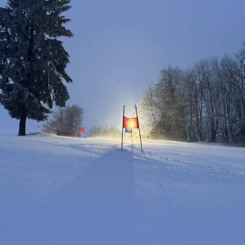 Strediská sú v prevádzke, ale na Babe sú doobeda lyžiarske preteky.