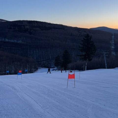 Prevádzka je v oboch strediskách, ale na Babe sú doobeda preteky.