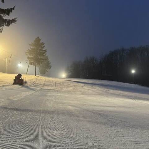 Večerné lyžovanie na Pezinskej Babe je do 21:00.