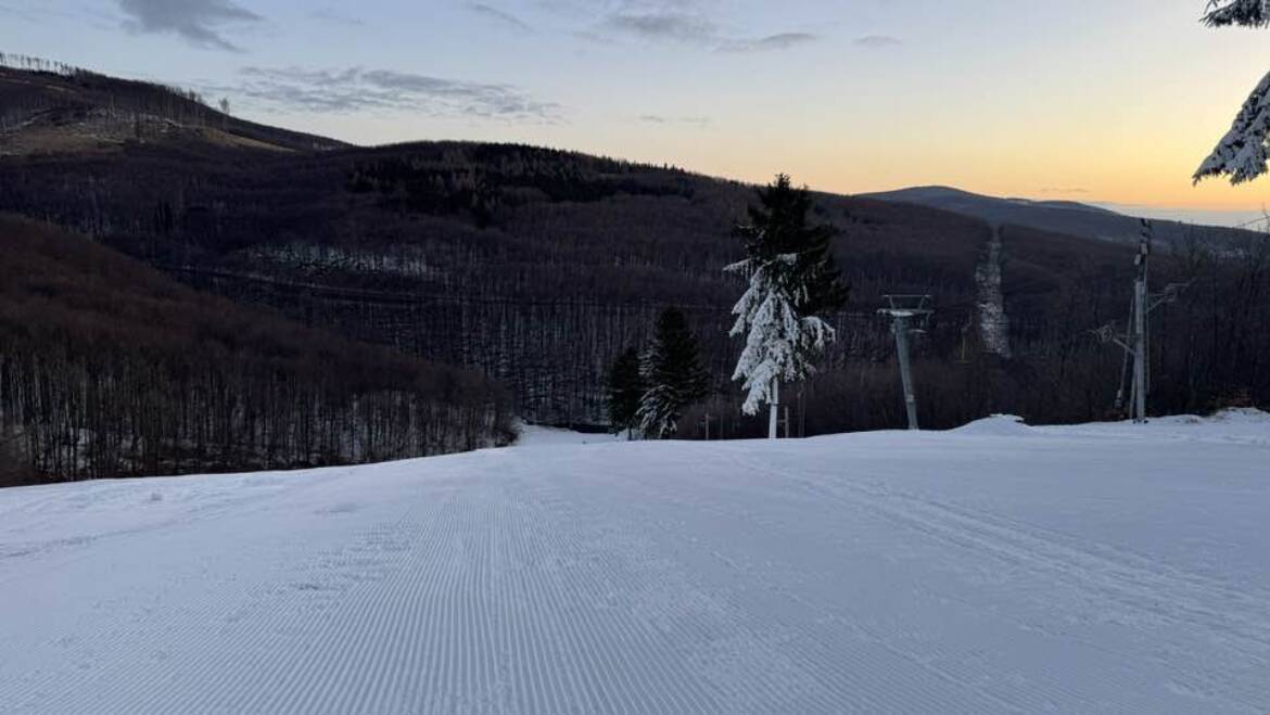 Dnes je na Pezinskej Babe denné aj večerné lyžovanie.