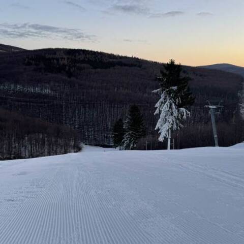 Dnes je na Pezinskej Babe denné aj večerné lyžovanie.