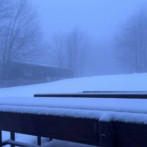 Čerstvý sneh v oboch strediskách.