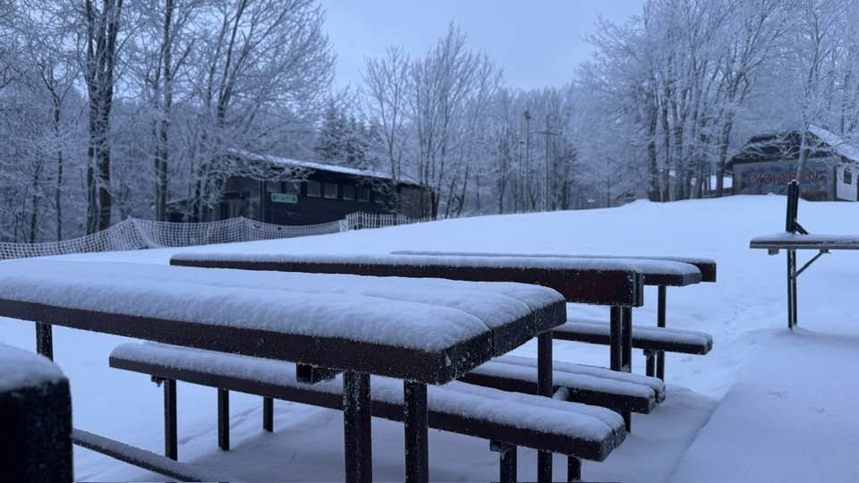 Na Pezinskej Babe je 8 cm nového snehu.