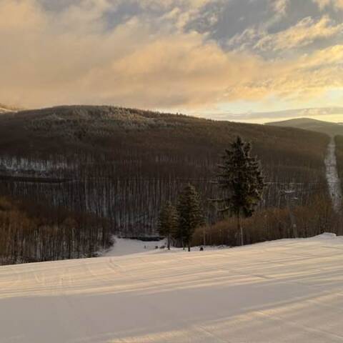 Na Pezinskej Babe pripadli 2 cm nového snehu.