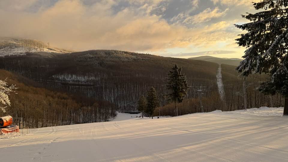 Na Pezinskej Babe pripadli 2 cm nového snehu.