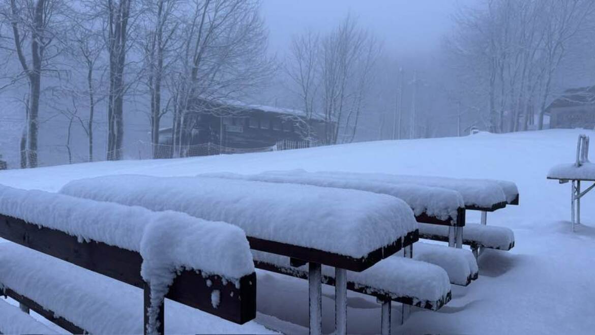 Na Pezinskej Babe napadlo do 25 cm nového snehu.