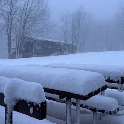 Na Pezinskej Babe napadlo do 25 cm nového snehu.
