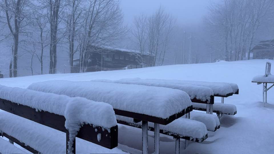 Na Pezinskej Babe napadlo do 25 cm nového snehu.